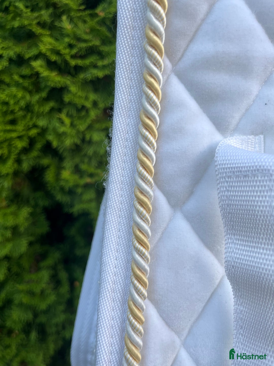 Schabrak & Vojlockar hästutrustning till salu: Vitt sammetsschabrak i Knivsta - Annons 2