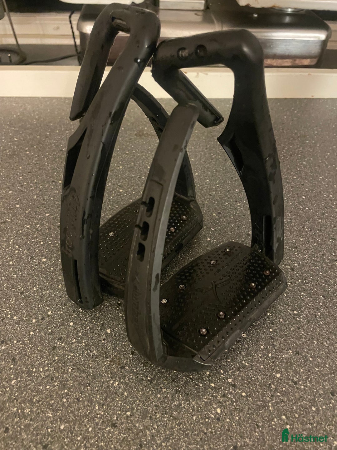 Stigbyglar hästutrustning till salu: Svarta freejump soft up pro i Örebro - Annons 3