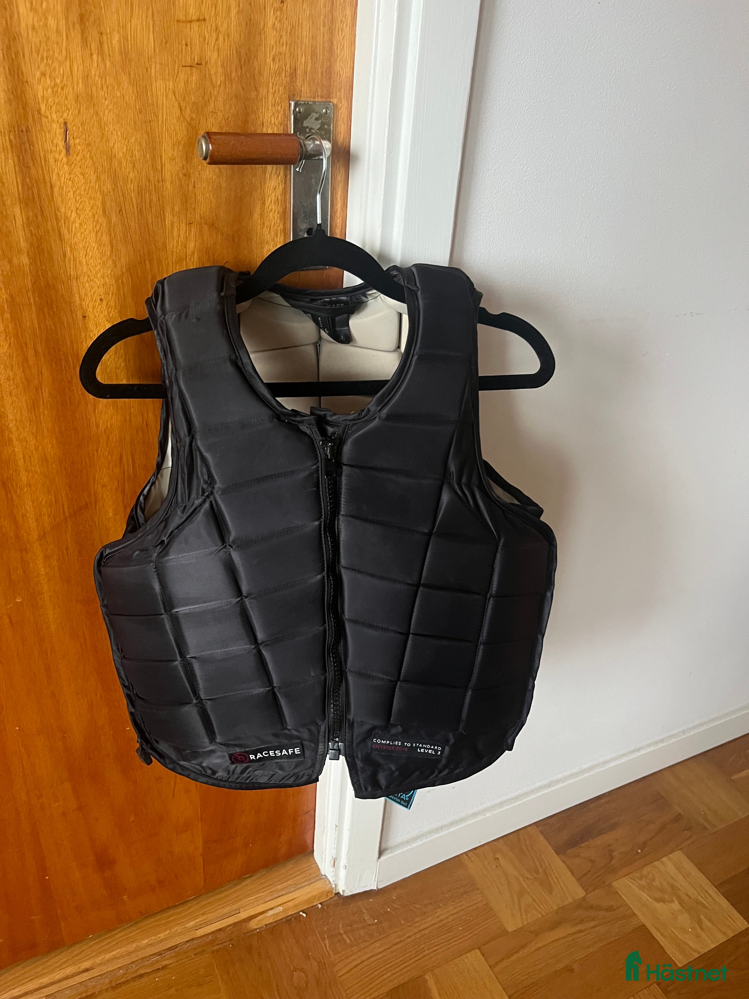 Säkerhetsvästar ryttarutrustning till salu: Racesafe rs2010 skyddsväst bra skick nästan ny  i Lidingö - Annons 1