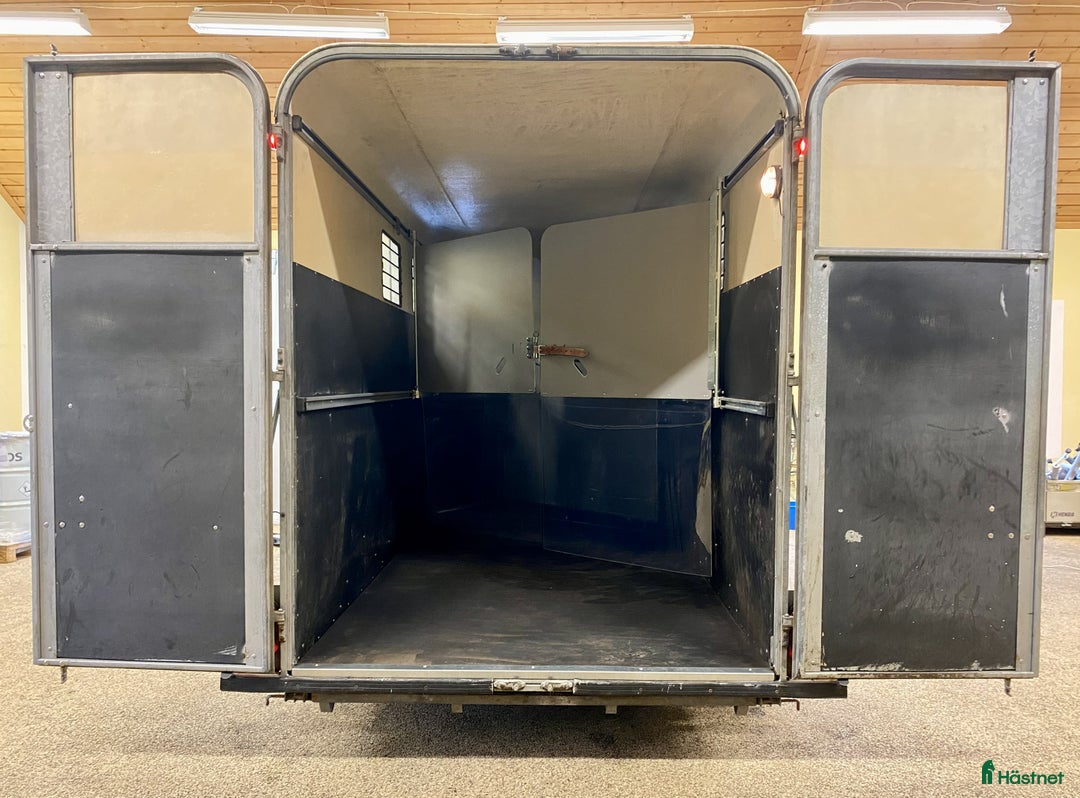 Hästtransporter  fordon & transport till salu: Diagonallastad 3-hästars Fautras i Kvicksund - Annons 8