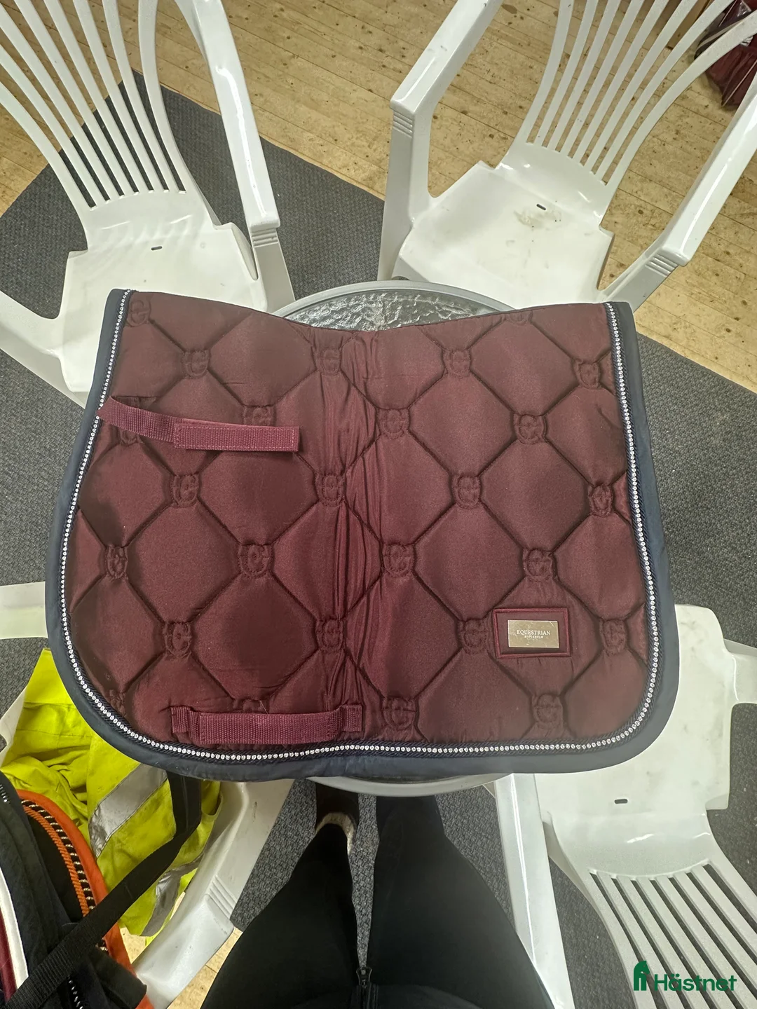 Sadeltillbehör hästutrustning till salu: Vinrött schabrak säljes  i Säve - Annons 1