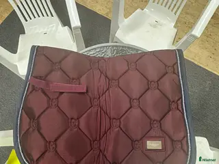 Sadeltillbehör hästutrustning till salu: Vinrött schabrak säljes i Säve - Annons 1