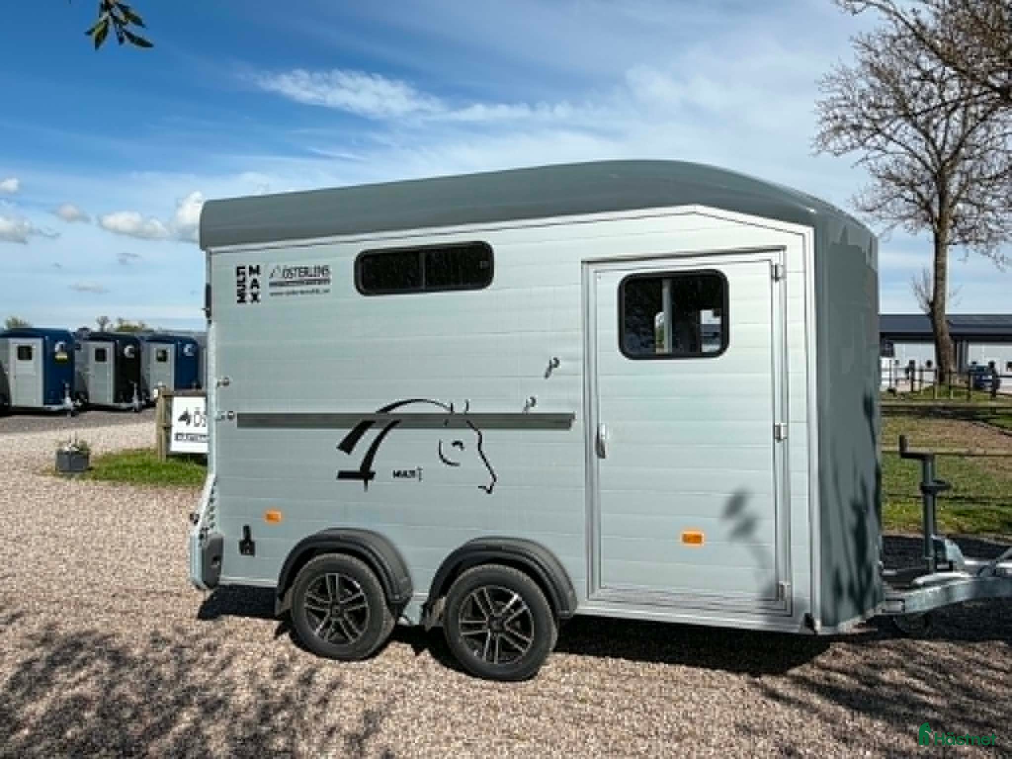 Hästtransporter  fordon & transport till salu: Hästtransport i nyskick, med sadelkammare. - Annons 1