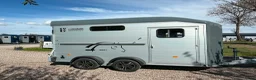 Hästtransporter  fordon & transport till salu: Hästtransport i nyskick, med sadelkammare. - Annons 1