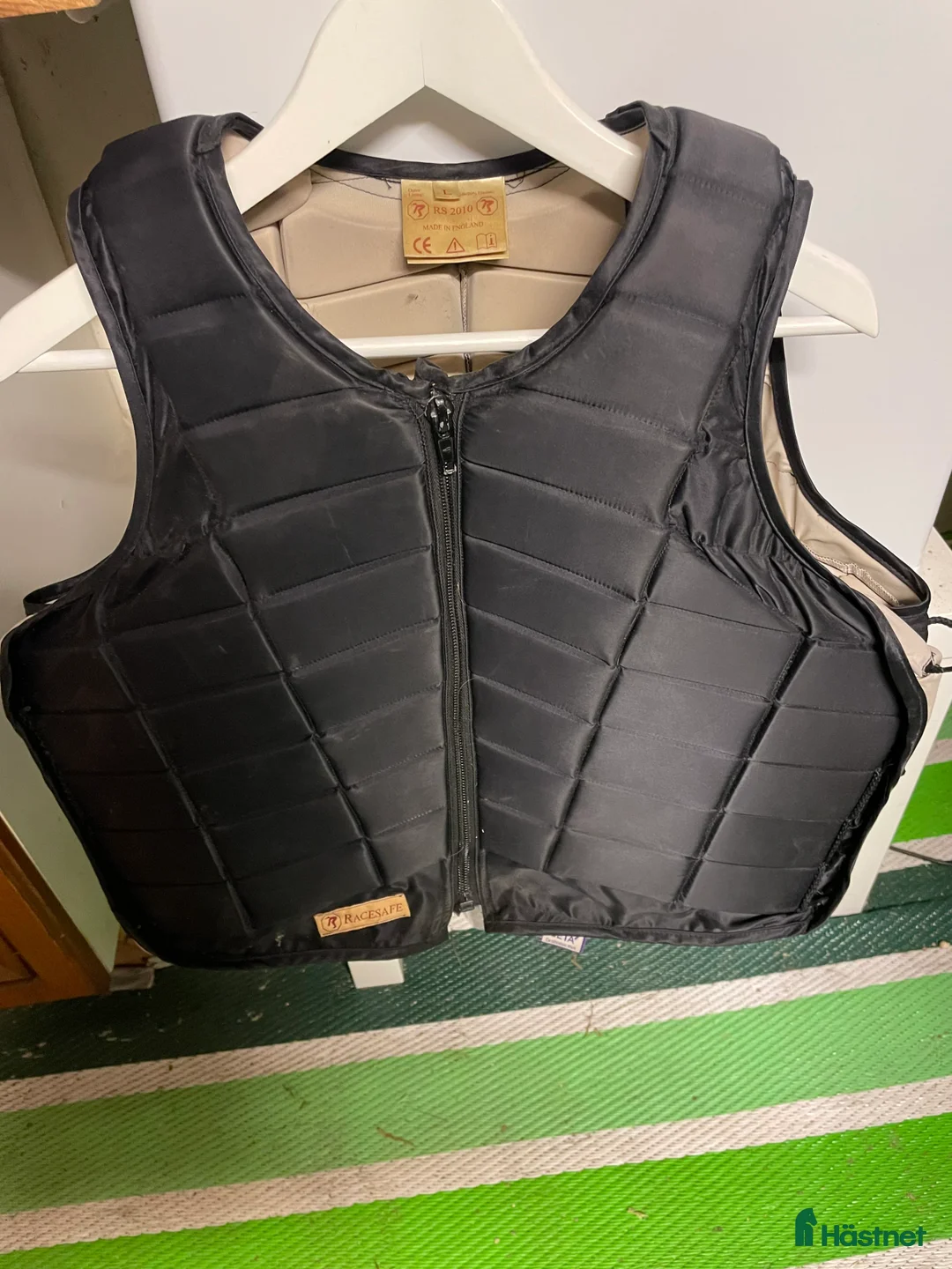 Säkerhetsvästar ryttarutrustning till salu: Racesafe adult L i Bergshamra - Annons 1