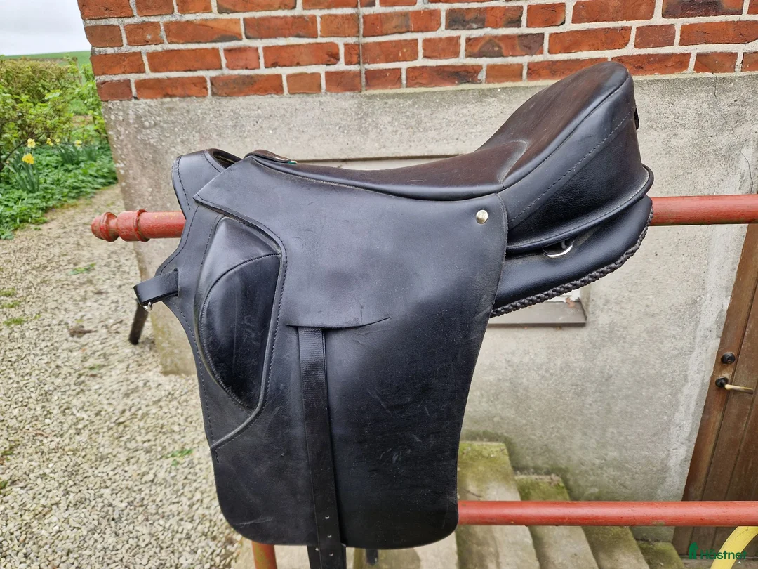 Sadlar hästutrustning till salu: Ghost Roma i Bara - Annons 1