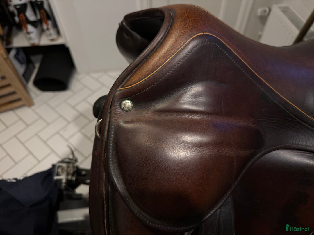 Sadlar hästutrustning till salu: Childéric dressyrsadel, stigbyglar, sadelgjord! i Bromma - Annons 2