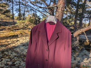 Jackor & Kavajer ryttarutrustning till salu: Kavaj & blus från Horseware & matchande schabrak i Stenhamra - Annons 3