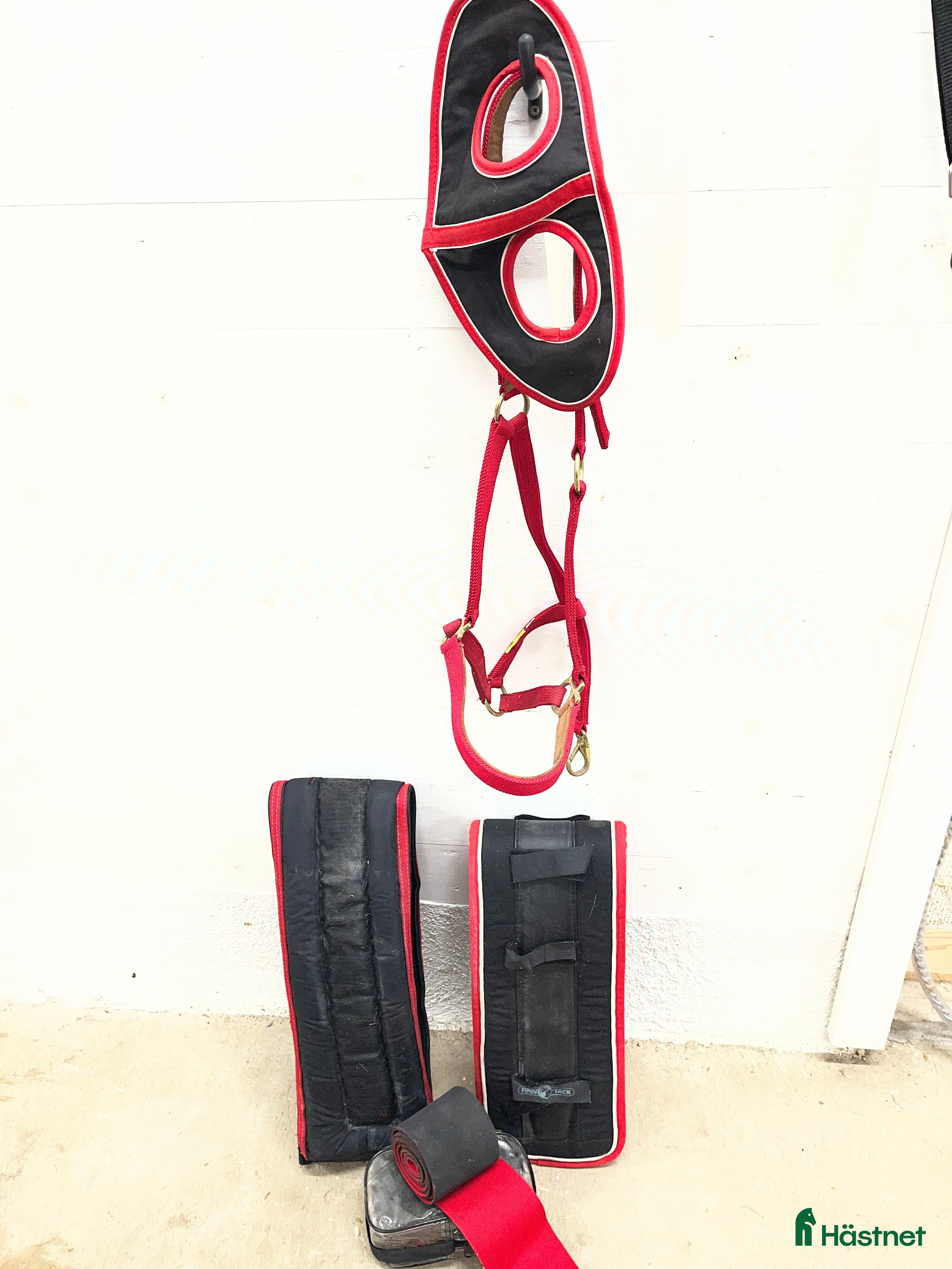 Övrig Travutrustning trav till salu: Travsaker i röd och svart  i Gävle - Annons 5