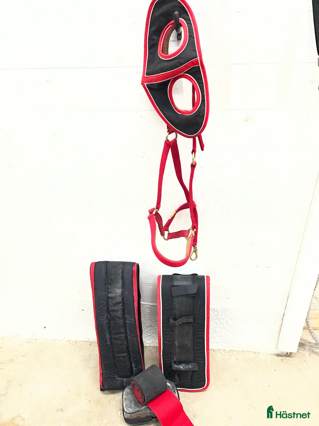 Övrig Travutrustning trav till salu: Travsaker i röd och svart  i Gävle - Annons 1