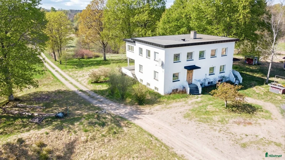  hästgårdar till salu: Fint belägen skogsgård med häststall i Hishult - Annons 1
