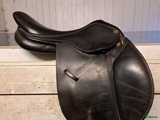 Sadlar hästutrustning till salu: Fin hoppsadel för den mindre ryttaren! i Billdal - Annons 1