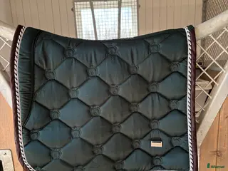 Schabrak & Vojlockar hästutrustning Smaragdgrönt dressyrschabrak Ps of sweden - Annons 1