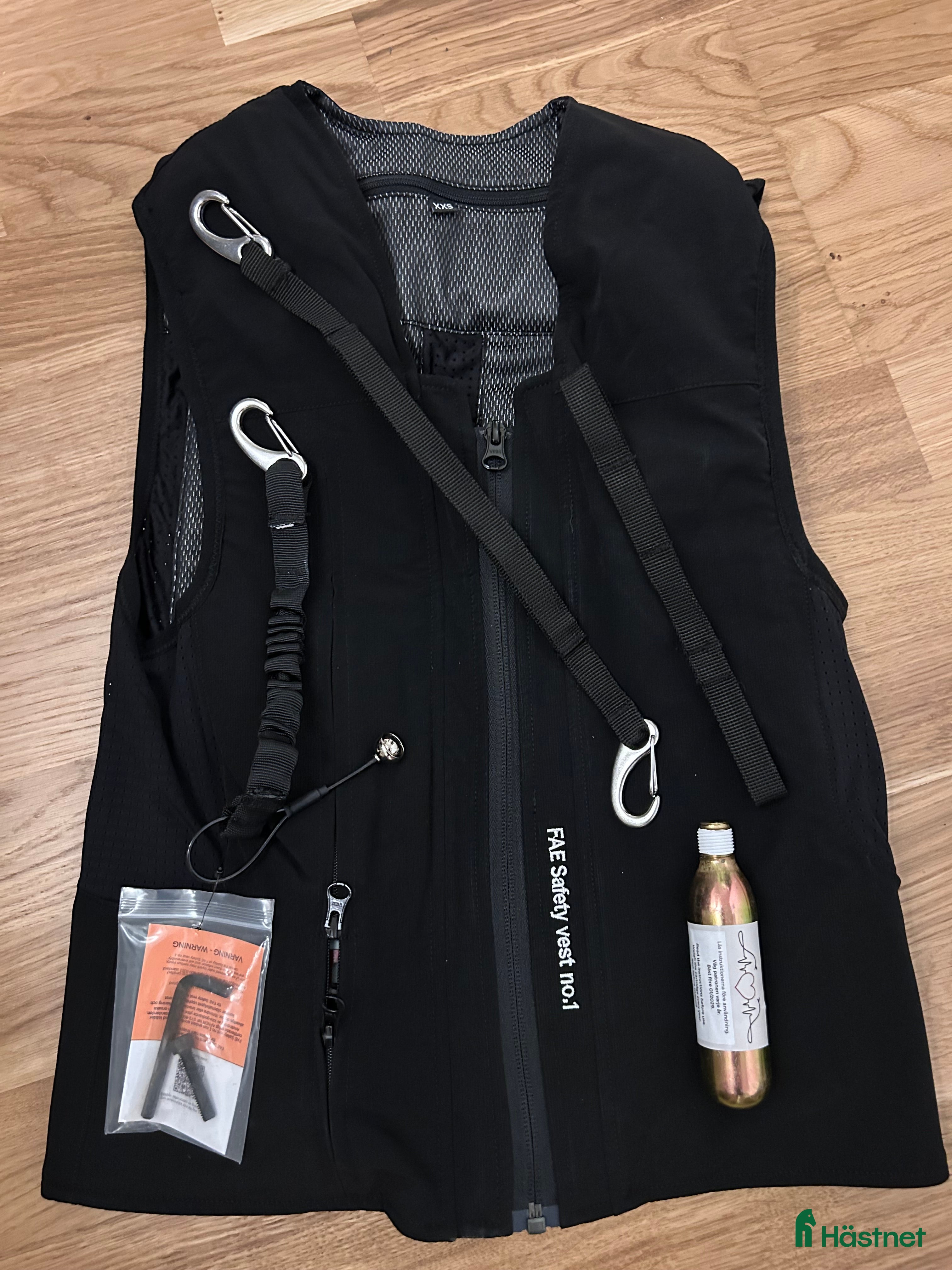 Säkerhetsvästar ryttarutrustning till salu: Ny svart Airbag väst  i Upplands Väsby - Annons 23