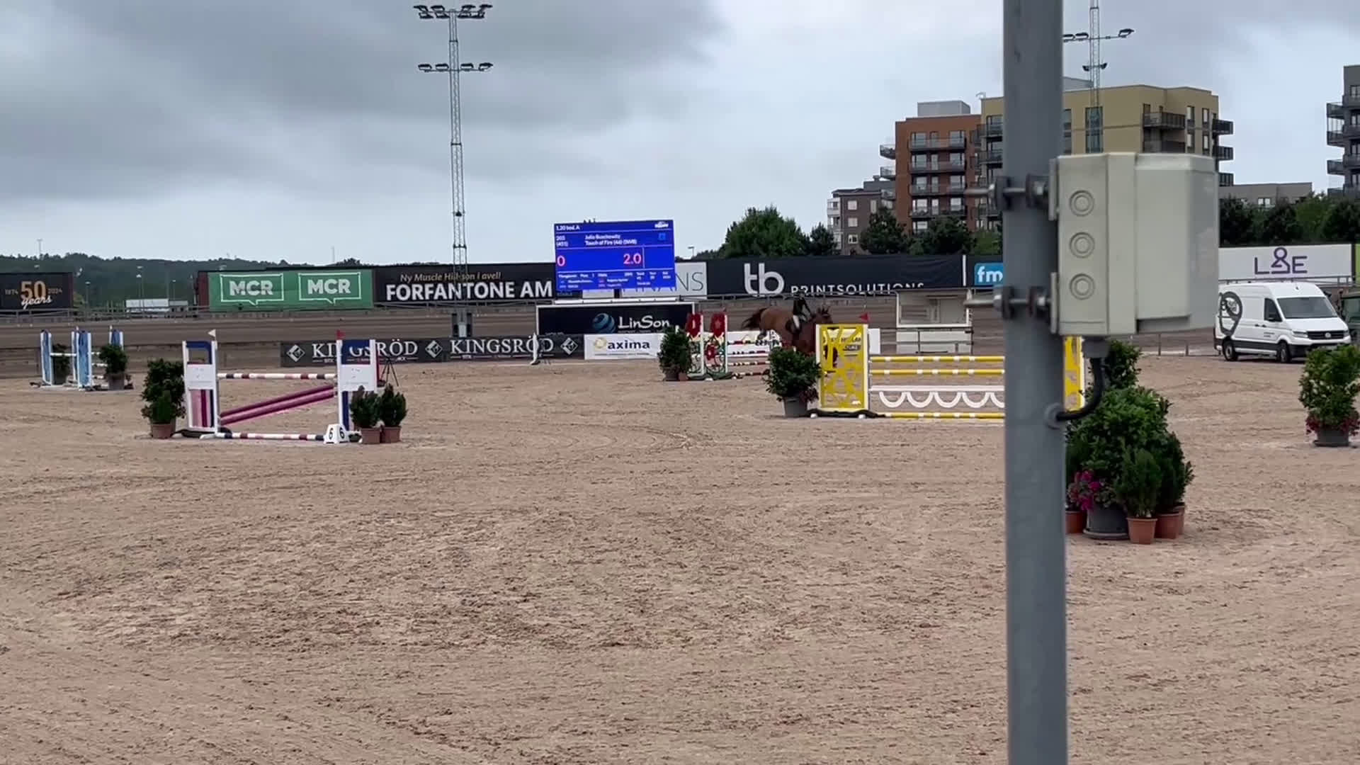 Hoppning hästar till salu: Flashig tävlingshäst  i Västra Frölunda - Video 1