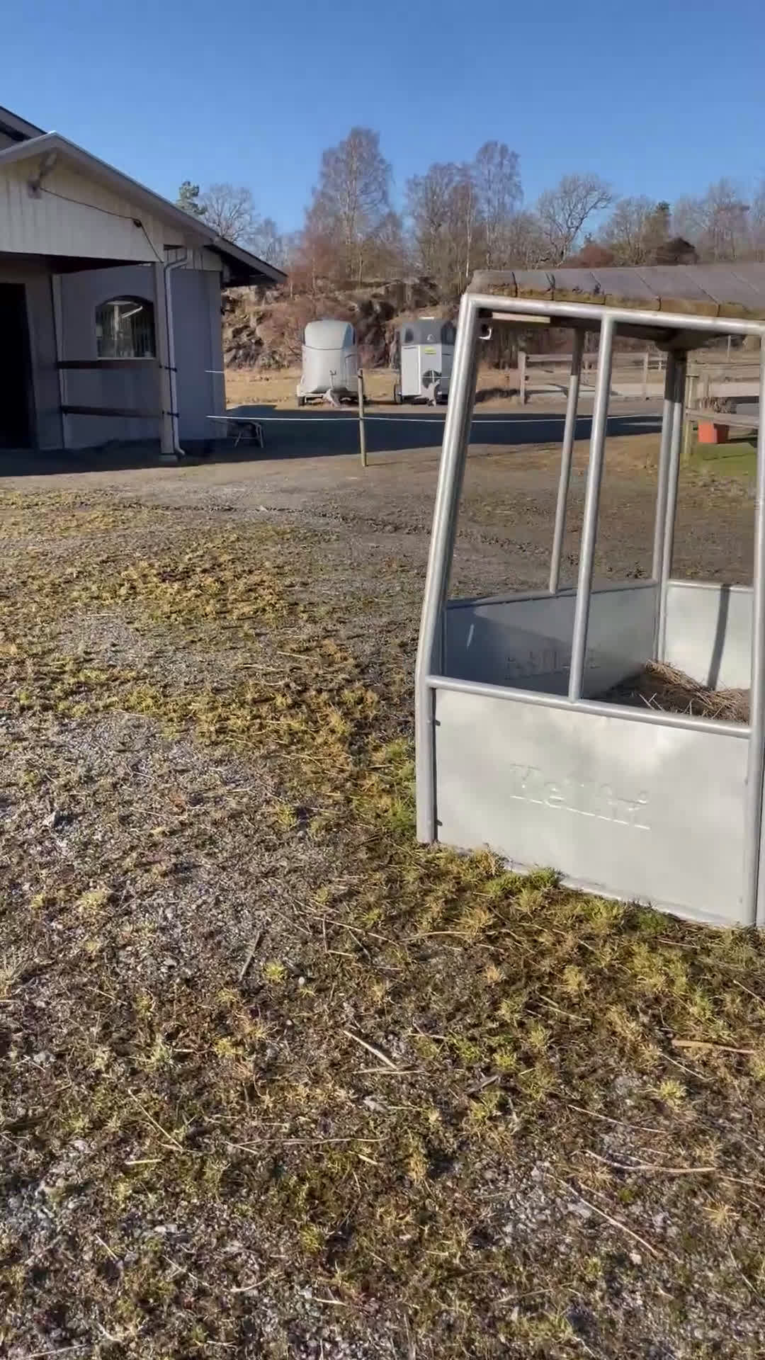  stallplats finnes: Plats i mysig lösdrift  - Video 1