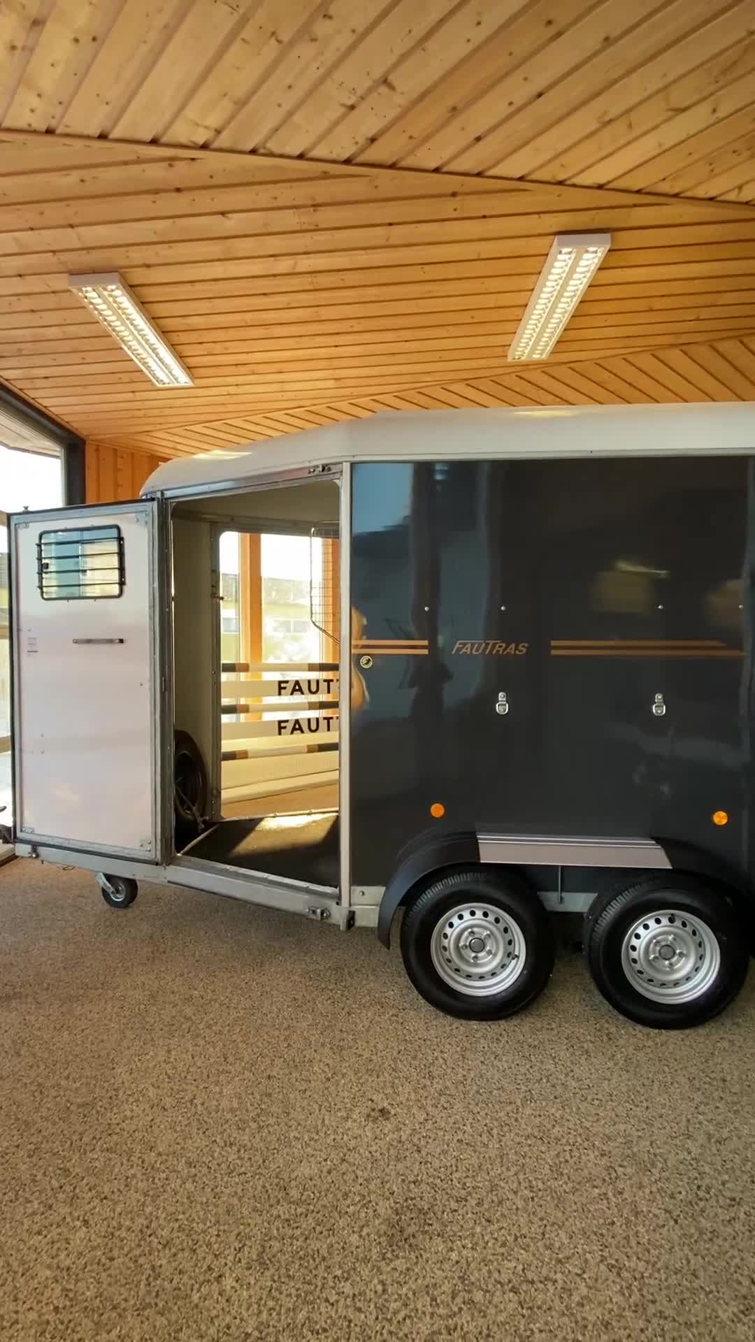 Hästtransporter  fordon & transport till salu: Fautras m AidSystem- öppna/stäng bakbom framifrån - Video 1