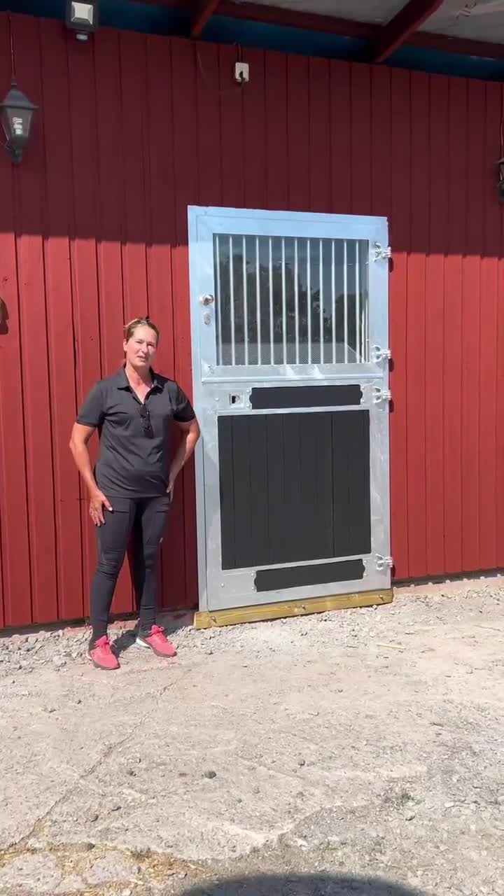 Stallinredning, stängsel & gård övrig utrustning till salu: Rejäla dörrar till utebox - Video 1