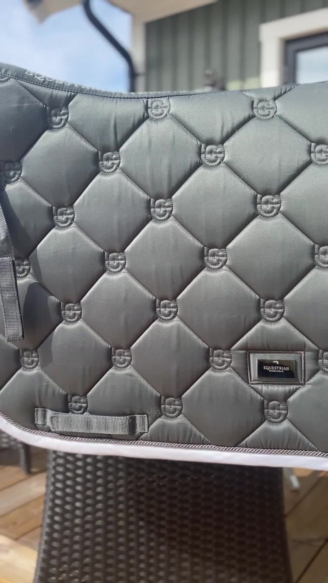 Schabrak & Vojlockar hästutrustning till salu: Säljer rent och fint ES schabrak - Video 1