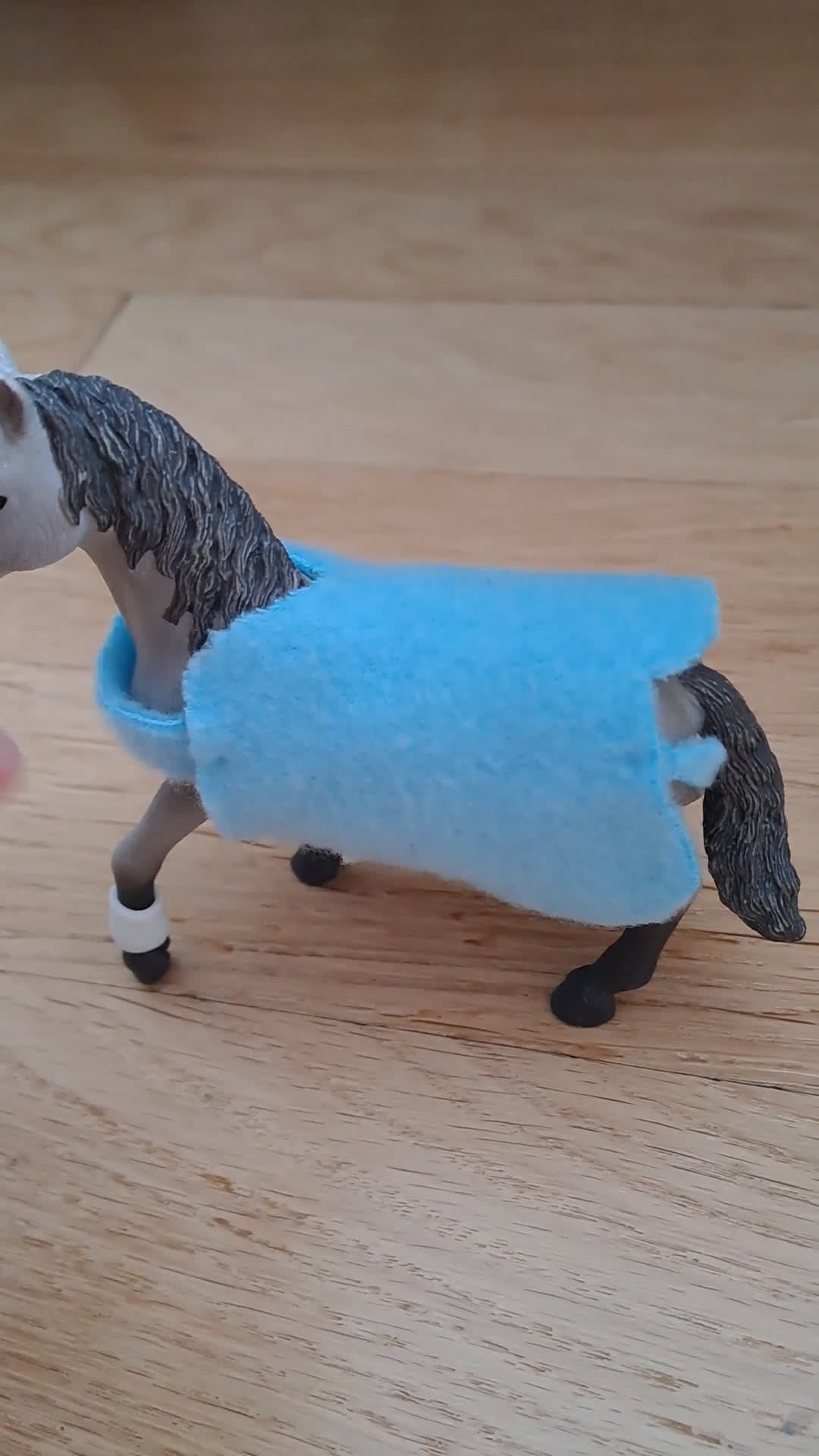 Hästinspirerad heminredning övrig utrustning till salu: Fint blått täcke till schleich unghäst i fleece! i Västerfärnebo - Video 1