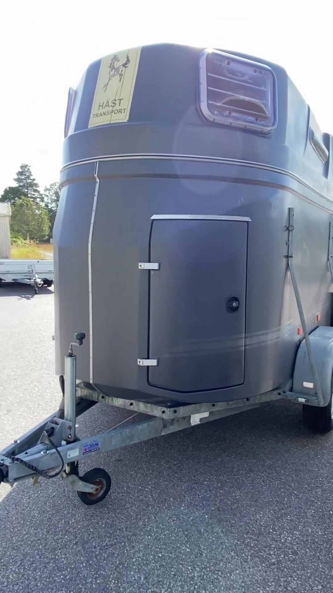Hästtransporter  fordon & transport till salu: Välskött Christ- sadelkammare plastgolv LED-belysn - Video 1