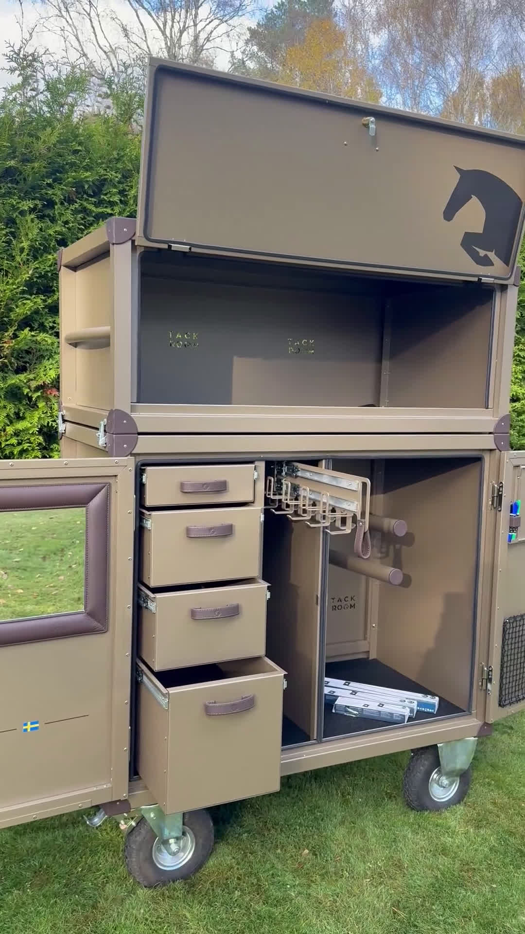 Stallinredning, stängsel & gård övrig utrustning till salu: Exlusivt sadelskåp/tävlingsskåp i aluminium  i Hillerstorp - Video 1