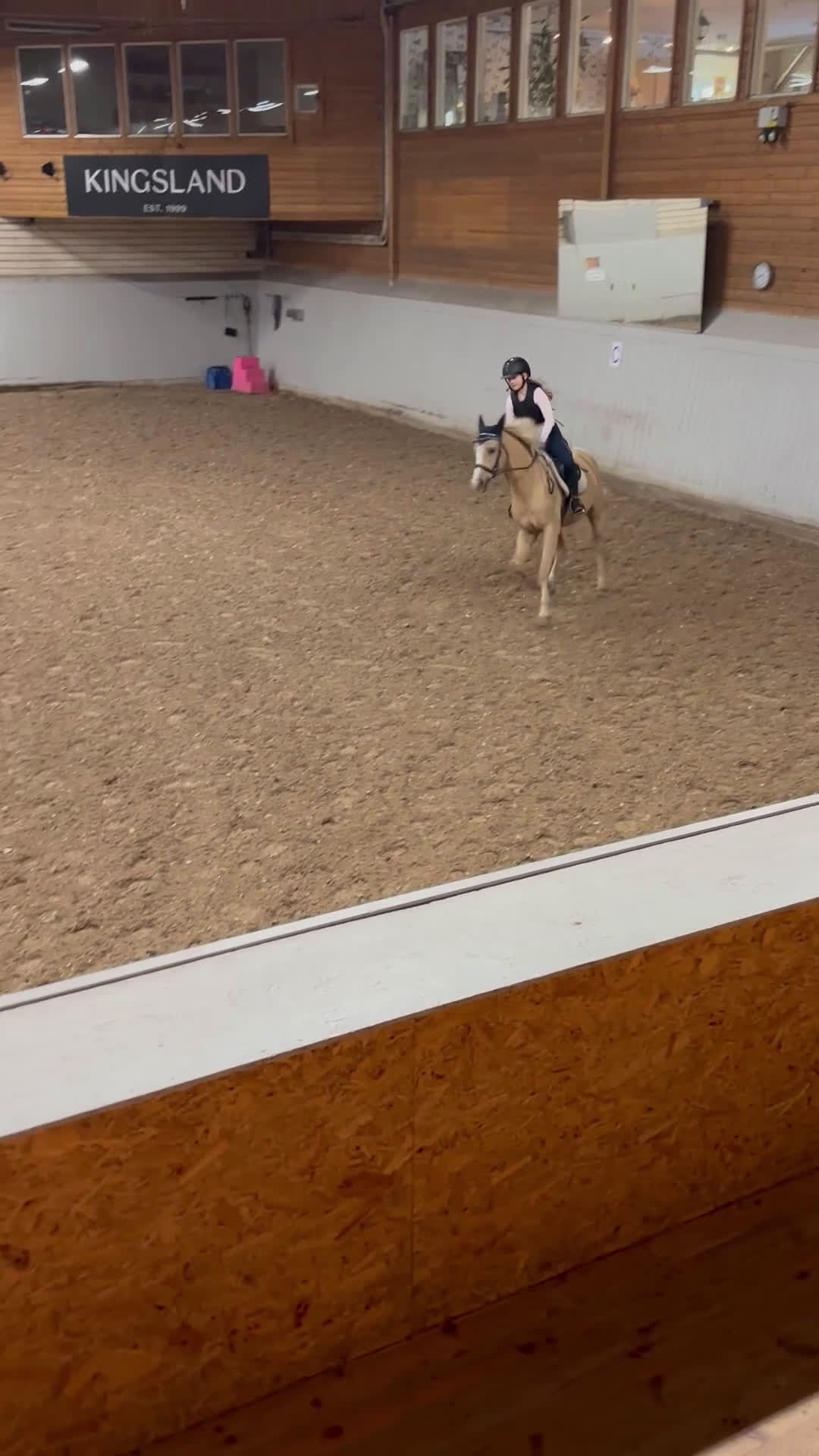 Hoppning hästar sökes: Medryttarponny sökes till 10 åring med ambitioner  i Billdal - Video 2