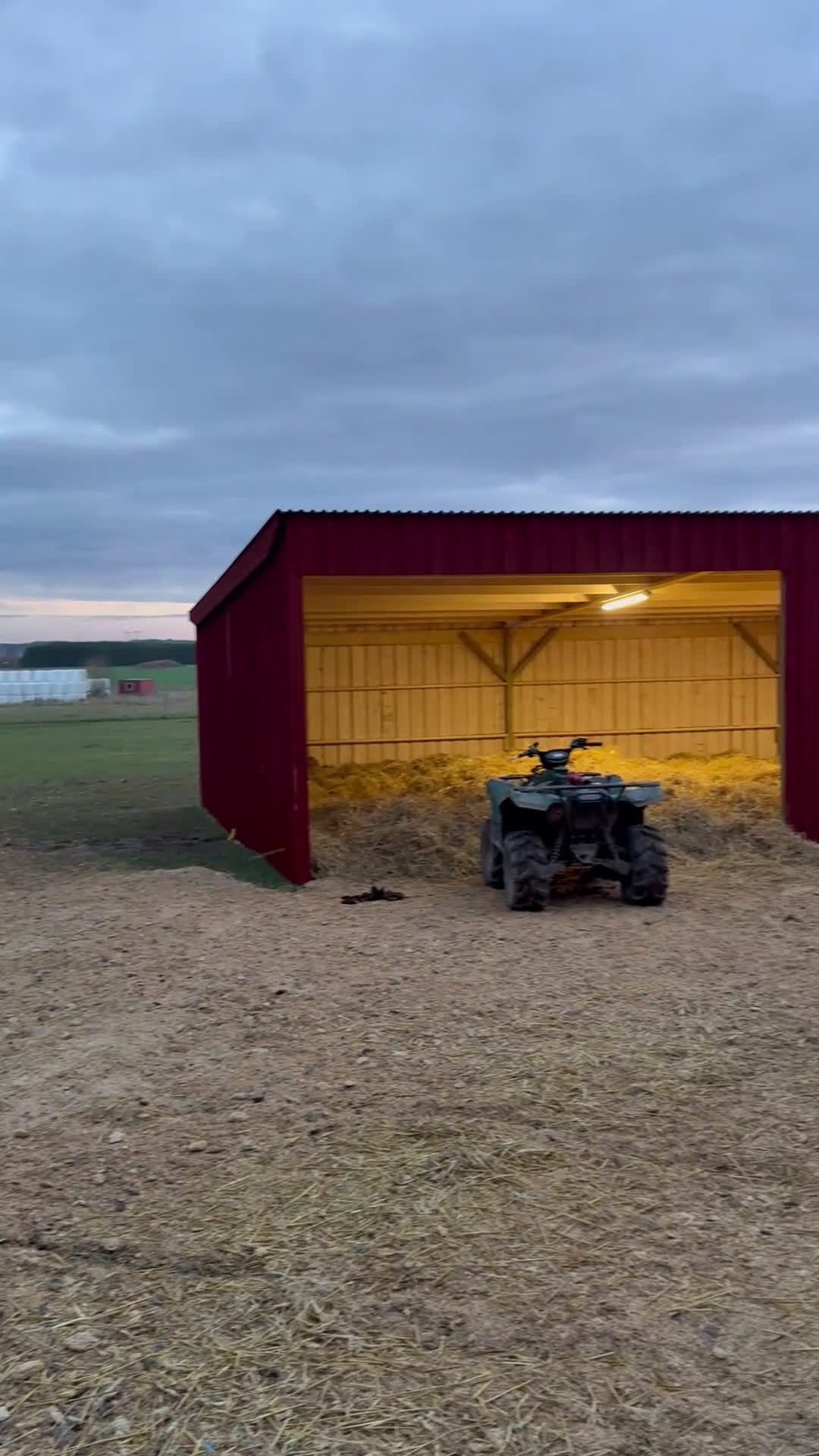  stallplats finnes: Lösdrift med fullservice för unghästar  i Bålsta - Video 1