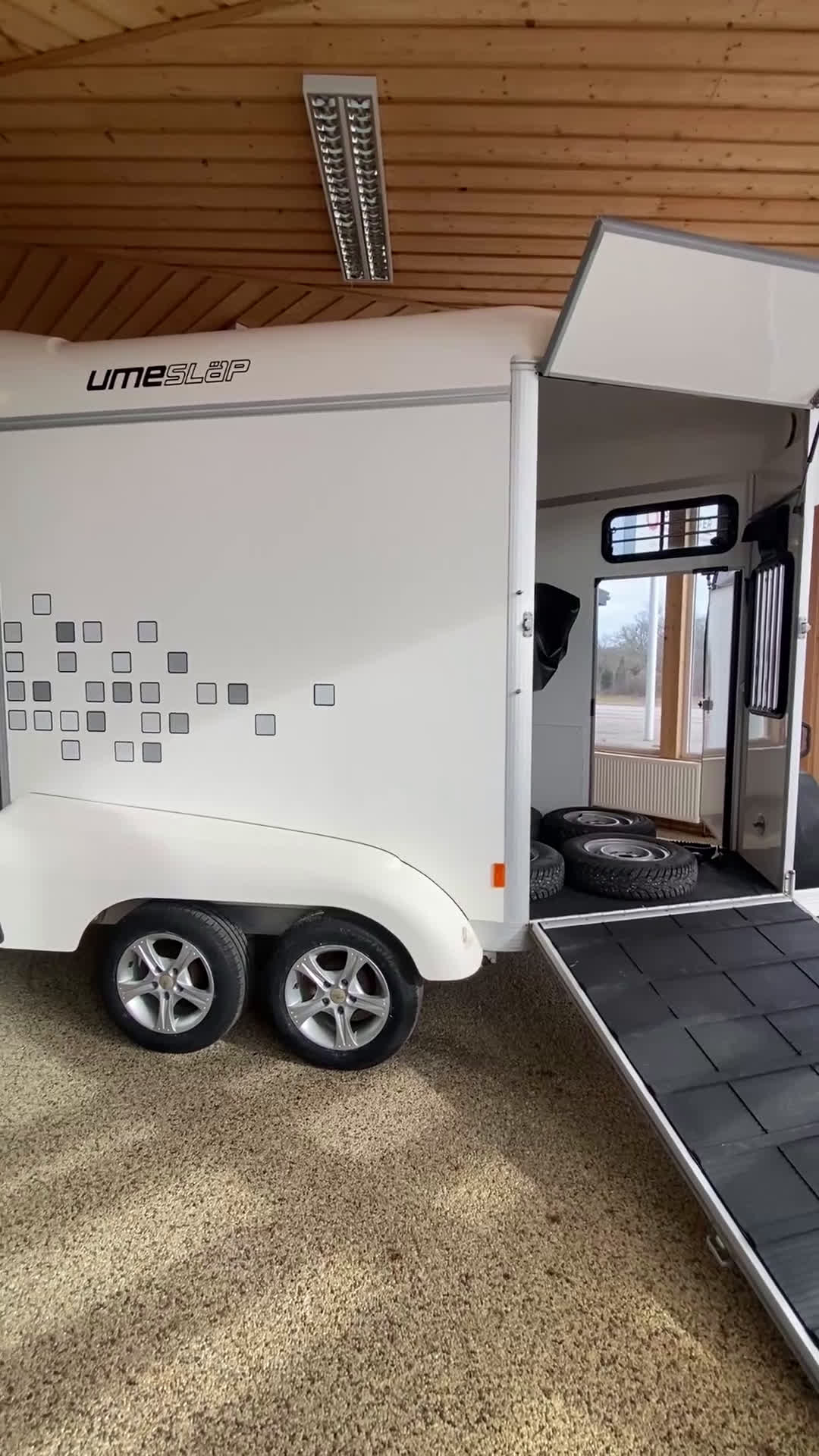 Hästtransporter  fordon & transport till salu: Umesläp B45 med dubbhjul och fronturlastning - Video 1