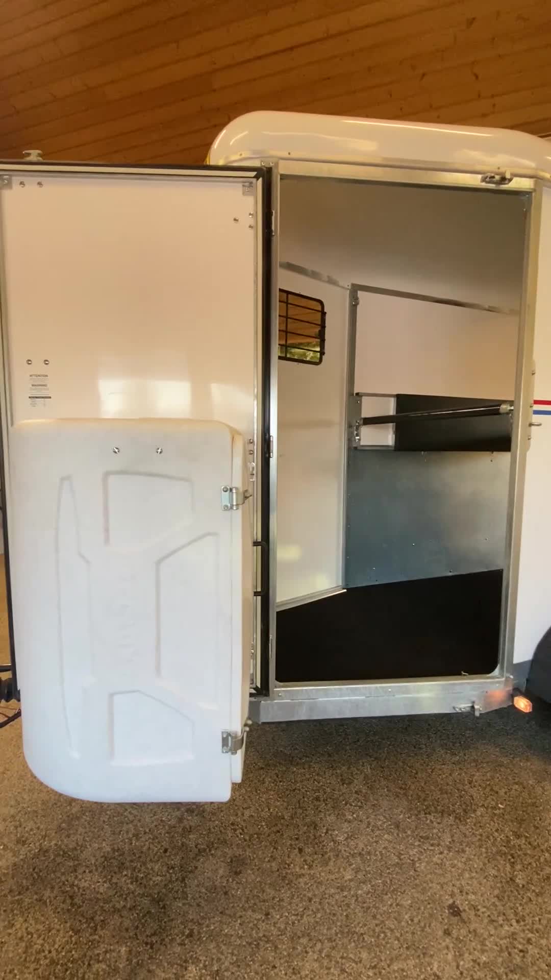 Hästtransporter  fordon & transport till salu: JMS-kör en häst med B-kort i bred spilta+sadelskåp - Video 4