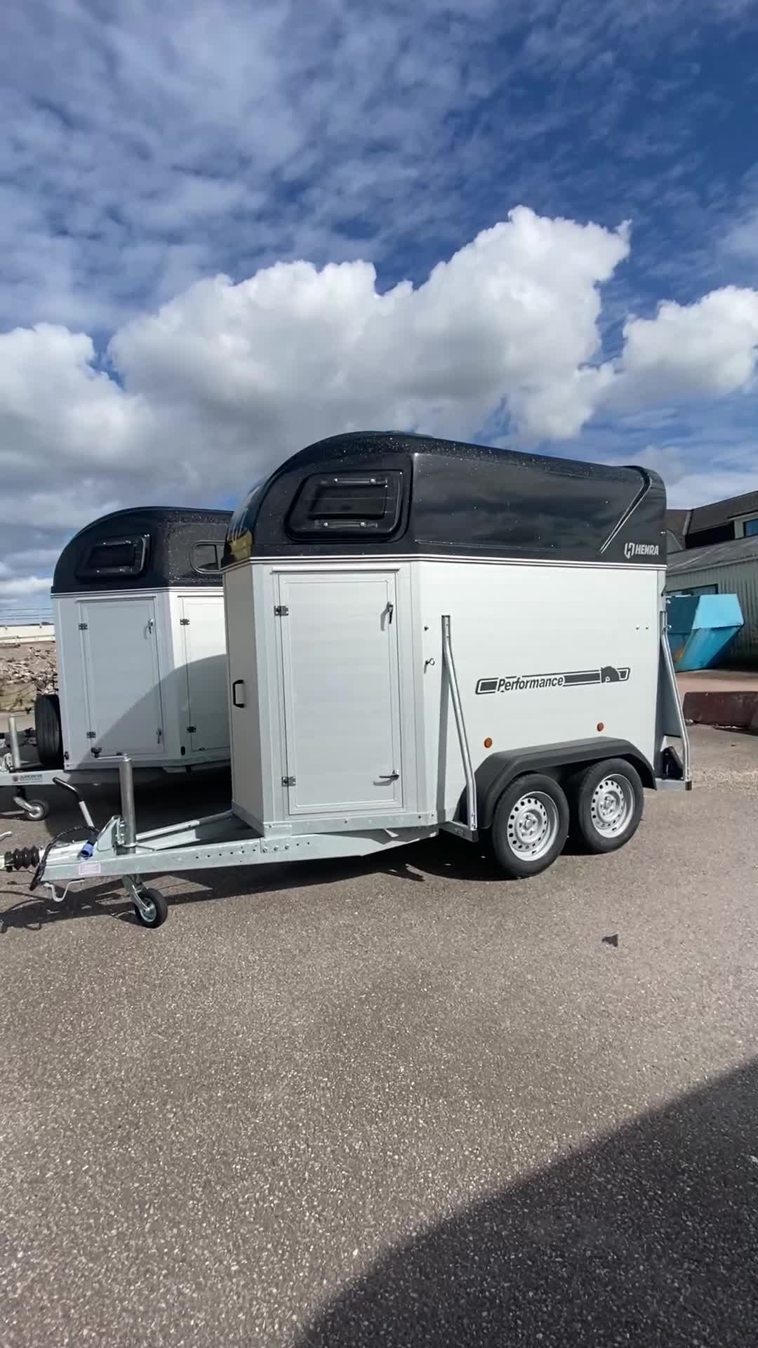 Hästtransporter  fordon & transport till salu: Robust 1,5-hästars Henra med hög lastvikt - Video 1