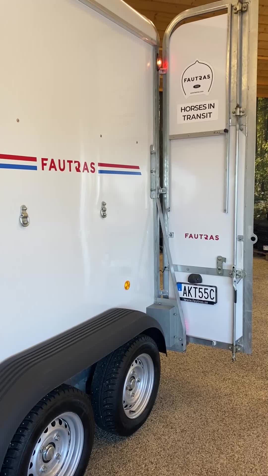 Hästtransporter  fordon & transport till salu: JMS-kör en häst med B-kort i bred spilta+sadelskåp - Video 3