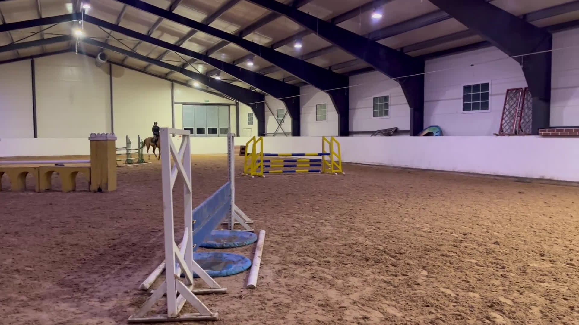 Hoppning hästar till salu: Lovande hoppstamad 4-åring  i Norrköping - Video 1