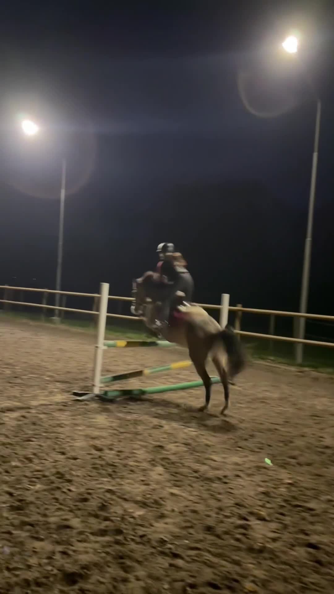 Hoppning hästar till salu: Hoppglad ponny med egen vilja & stor personlighet - Video 1