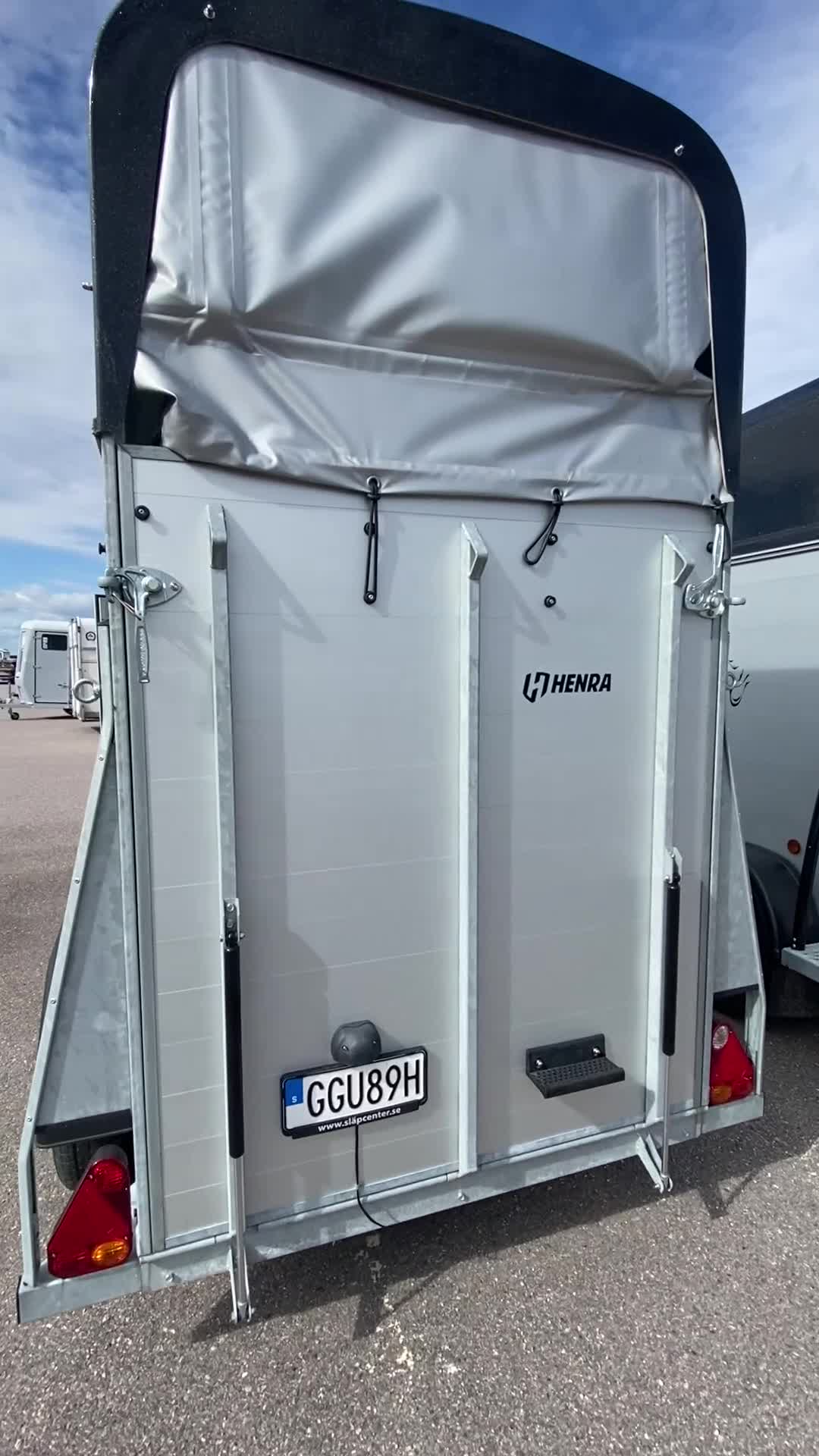 Hästtransporter  fordon & transport till salu: Robust 1,5-hästars Henra med hög lastvikt - Video 2