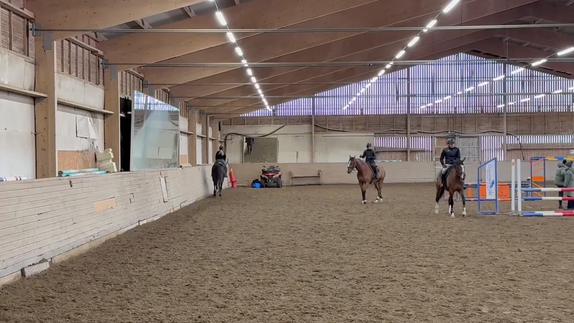 Hoppning hästar till salu: Positivt sto  i Bro - Video 2