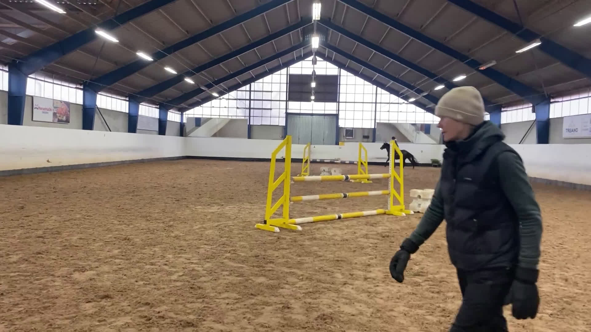 Hoppning hästar till salu: Positivt och vackert sto i Höllviken - Video 1