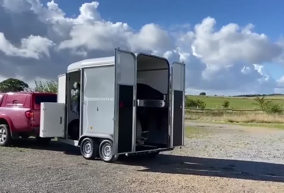 Hästtransporter  fordon & transport till salu: JMS-kör en häst med B-kort i bred spilta+sadelskåp - Video 1