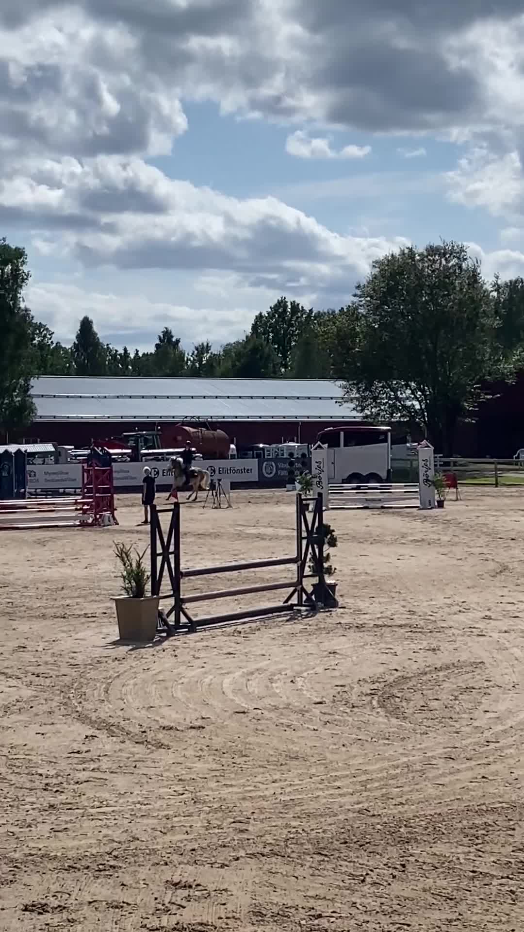 Hoppning hästar till salu: Hoppglad c-ponny  - Video 2