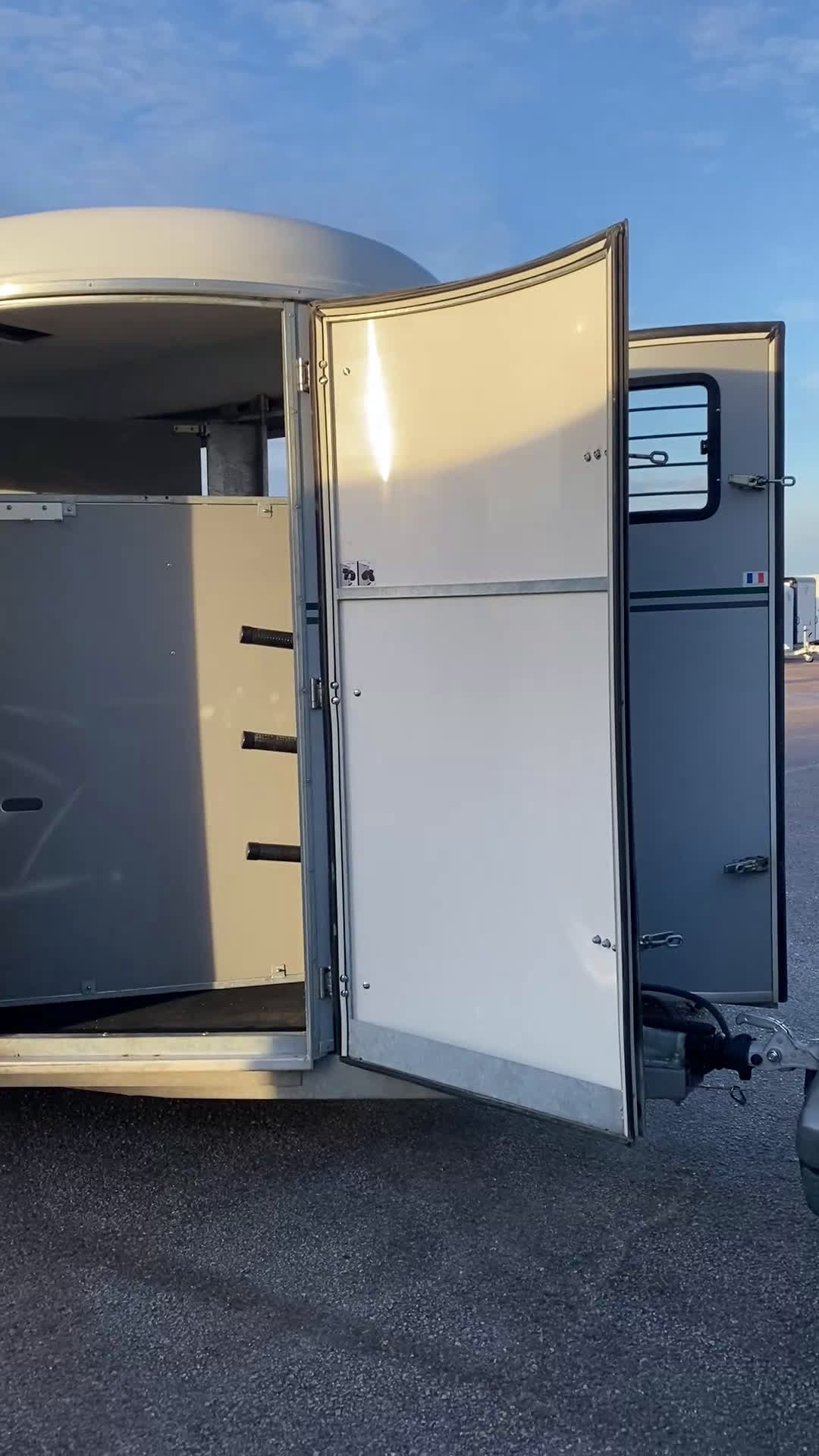 Hästtransporter  fordon & transport till salu: 3-hästars Fautras 2017 - Video 1