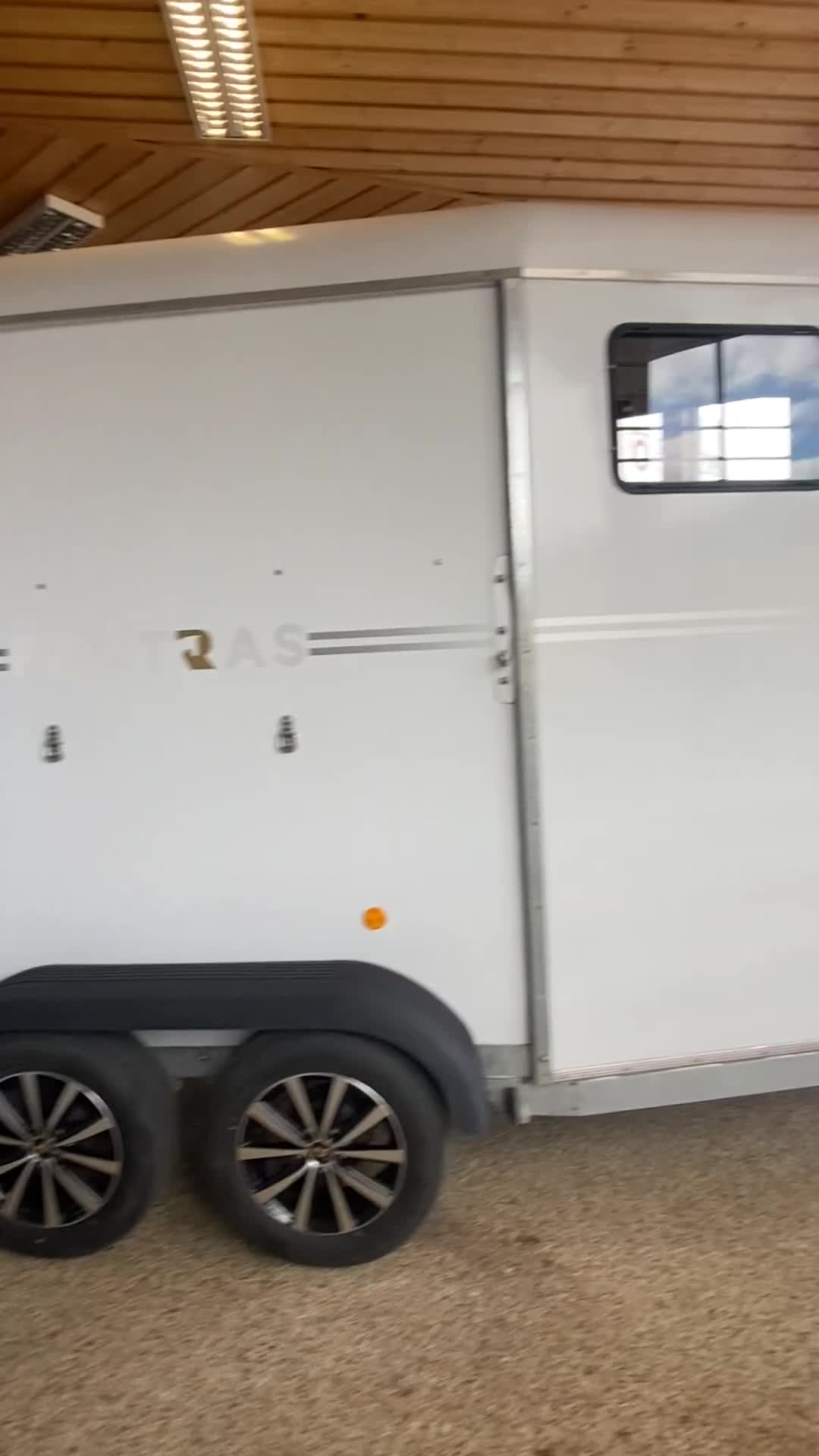 Hästtransporter  fordon & transport till salu: 1,5-hästars Fautras AidSystem+sadelskåp - Video 1