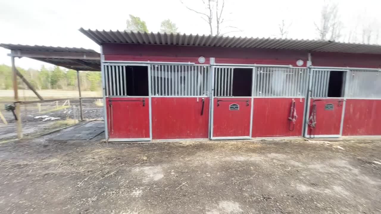  stallplats finnes: Egen stalldel uthyres förmånligt - Video 2