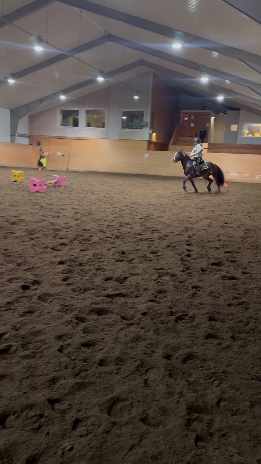 Allround hästar till salu: Snygga Bläsen - hoppar villigt! - Video 2