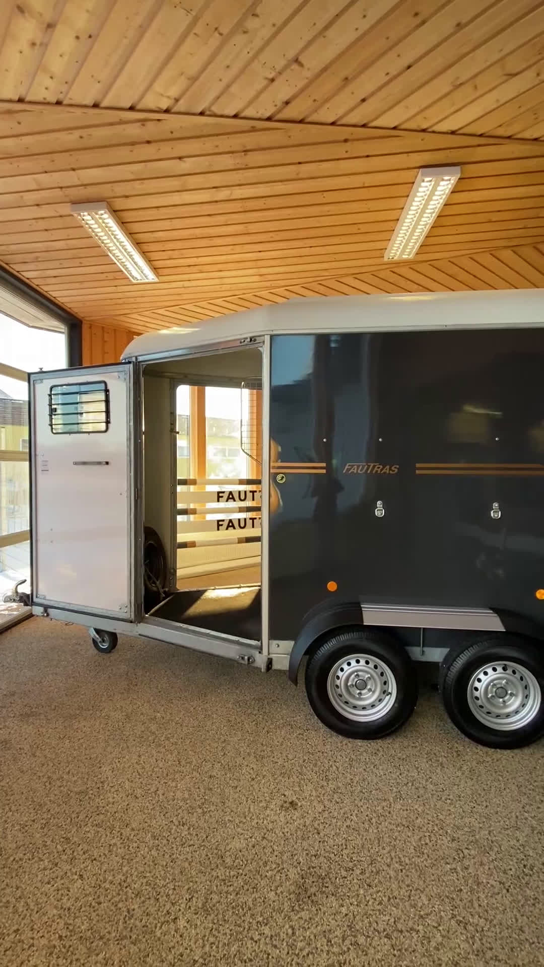 Hästtransporter  fordon & transport till salu: Stor Fautras med AidSystem i Kvicksund - Video 1