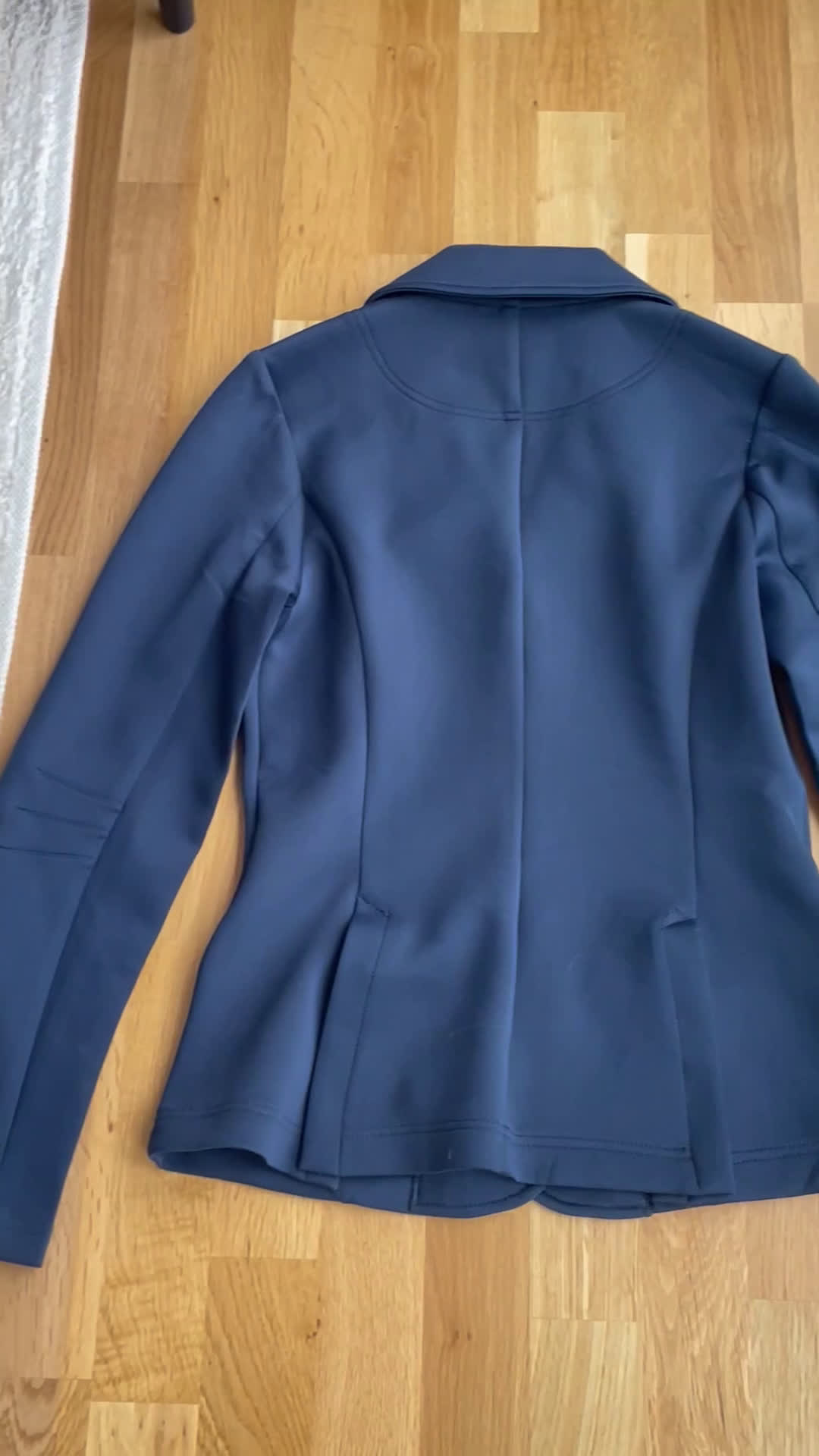 Jackor & Kavajer ryttarutrustning till salu: Säljer blå CRW kavaj! NY! i Järna - Video 1