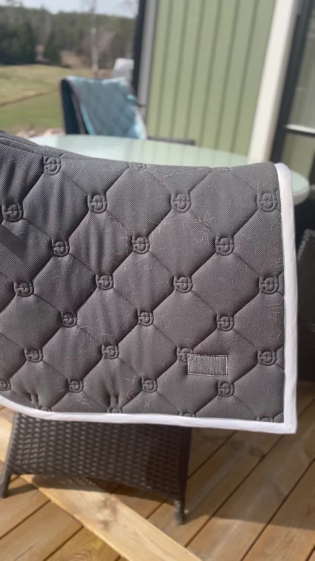 Schabrak & Vojlockar hästutrustning till salu: Säljer rent och fint ES schabrak - Video 3