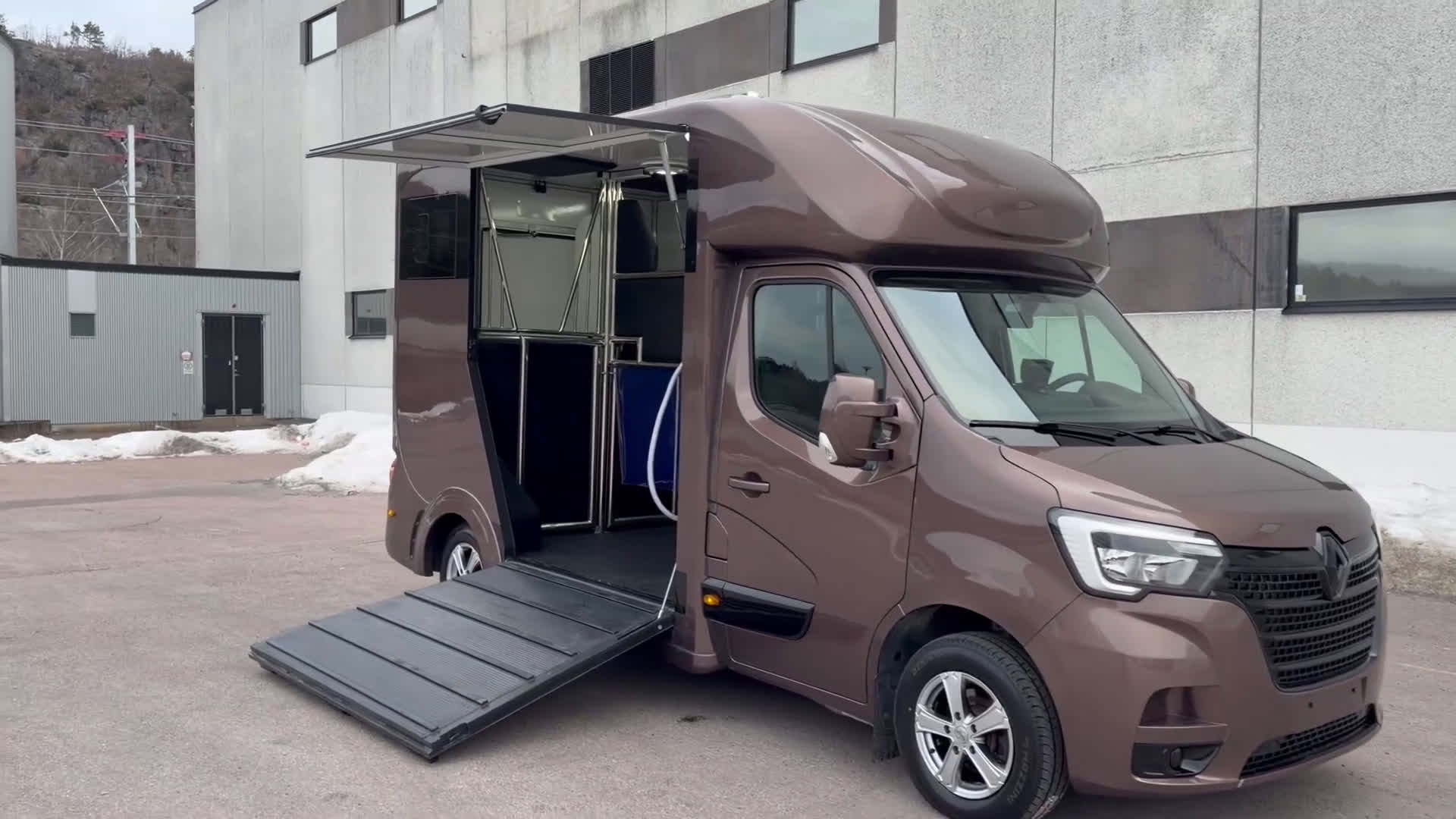 Hästlastbilar  fordon & transport till salu: Nybyggd Hästbuss med V-Galler i Partille - Video 1