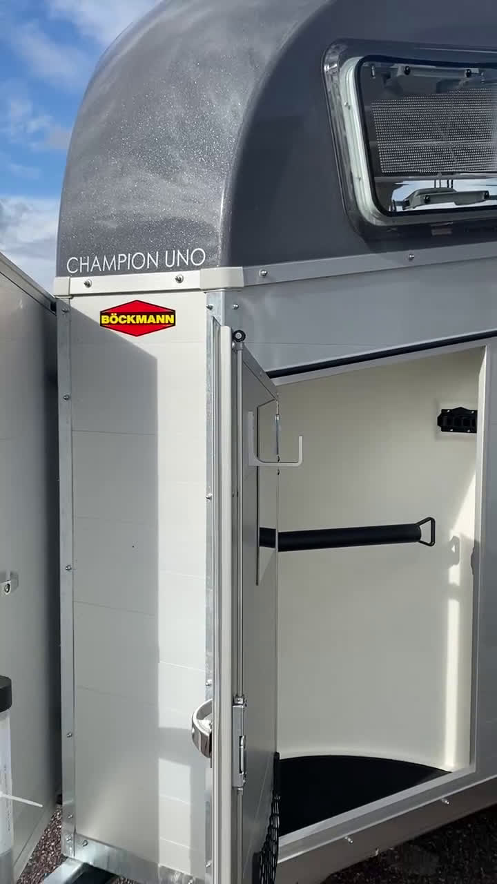 Hästtransporter  fordon & transport till salu: 1,5-hästars + sadelkammare -Kvalitet till bra pris i Kvicksund - Video 1