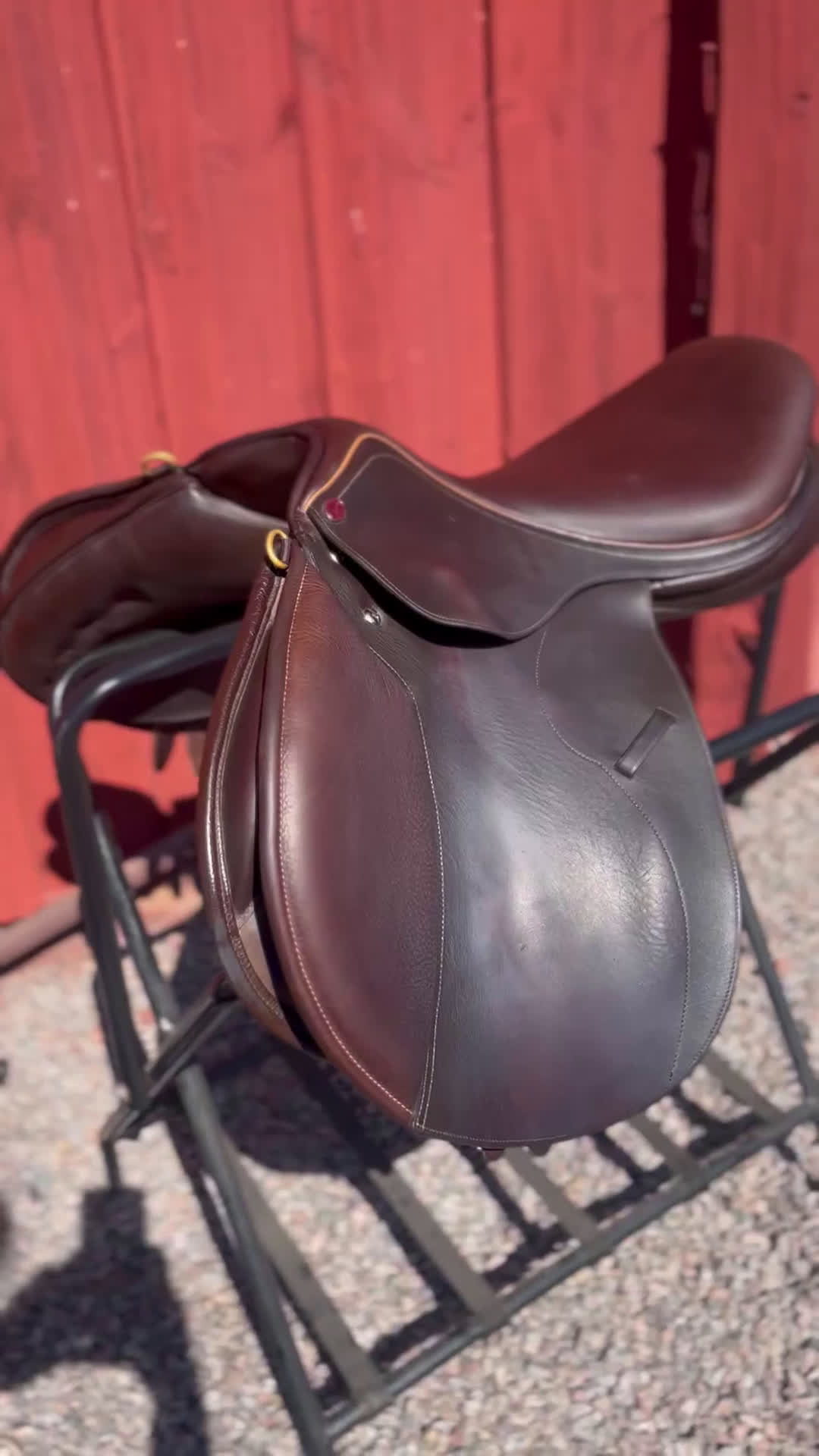 Sadlar hästutrustning till salu: Fin Lippo Fazzino hoppsadel 17” i Växjö - Video 1